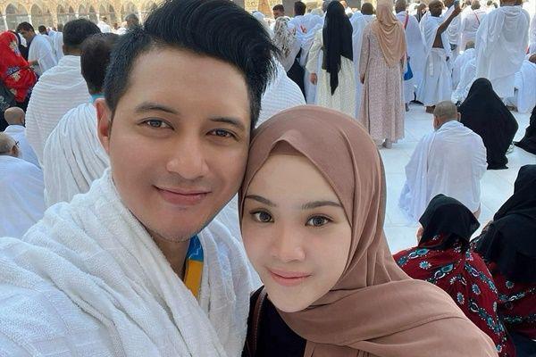 Chand Kelvin dan Istri Umumkan Kehamilan saat Umrah, Bahagianya Dobel!