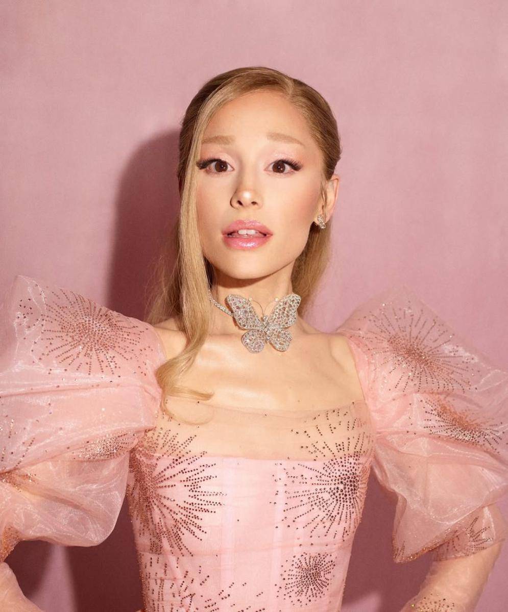 inspirasi soft natural makeup look ala Ariana Grande (instagram.com/arianagrande)