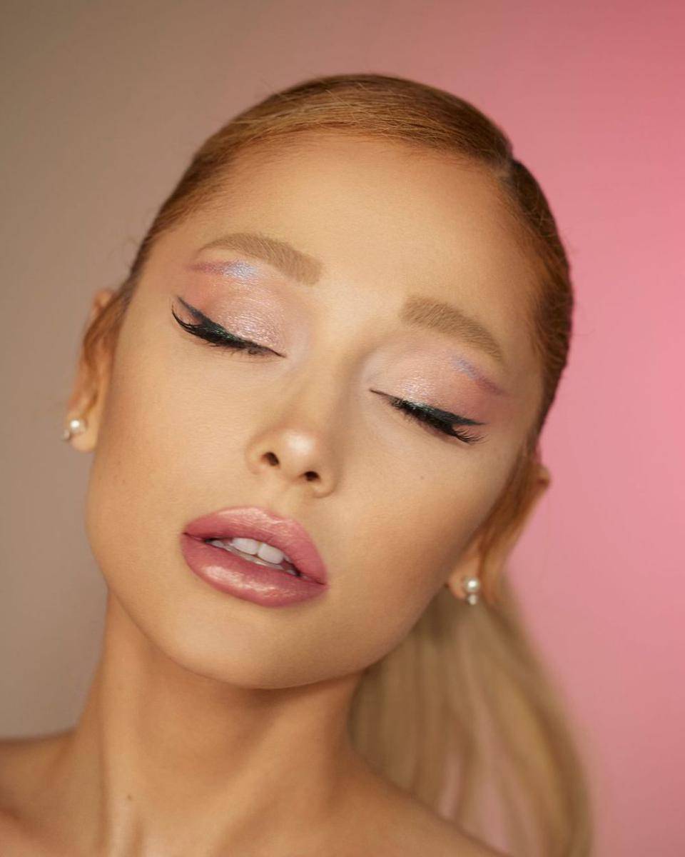 inspirasi soft natural makeup look ala Ariana Grande (instagram.com/arianagrande)