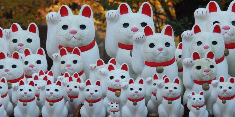 Maneki neko (dok. wikipedia.org/wiki/Maneki_neko)