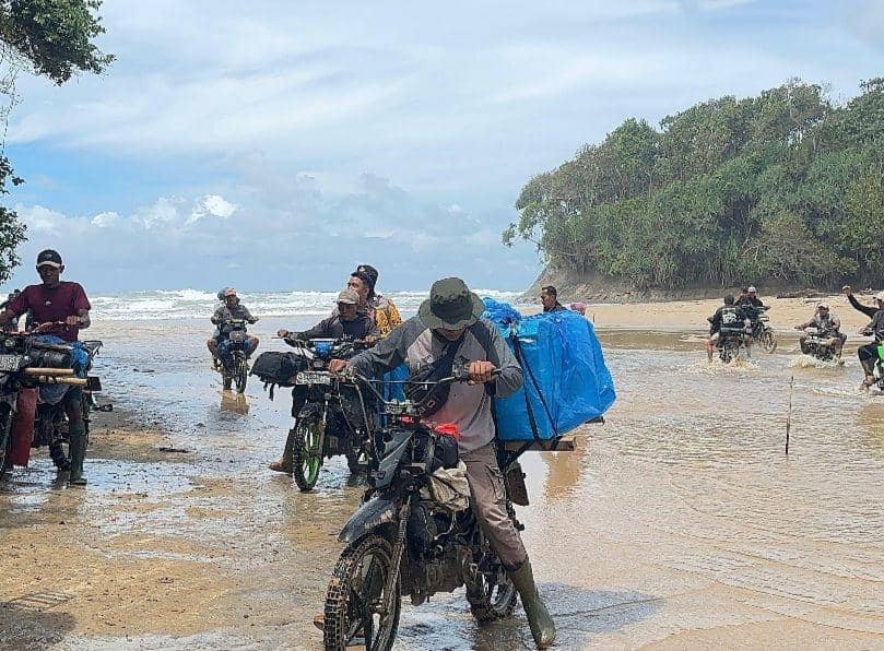 Potret distribusi logistik Pilkada 2024 ke Kecamatan Bengkunat, Kabupaten Pesisir Barat. (IDN Times/Istimewa).