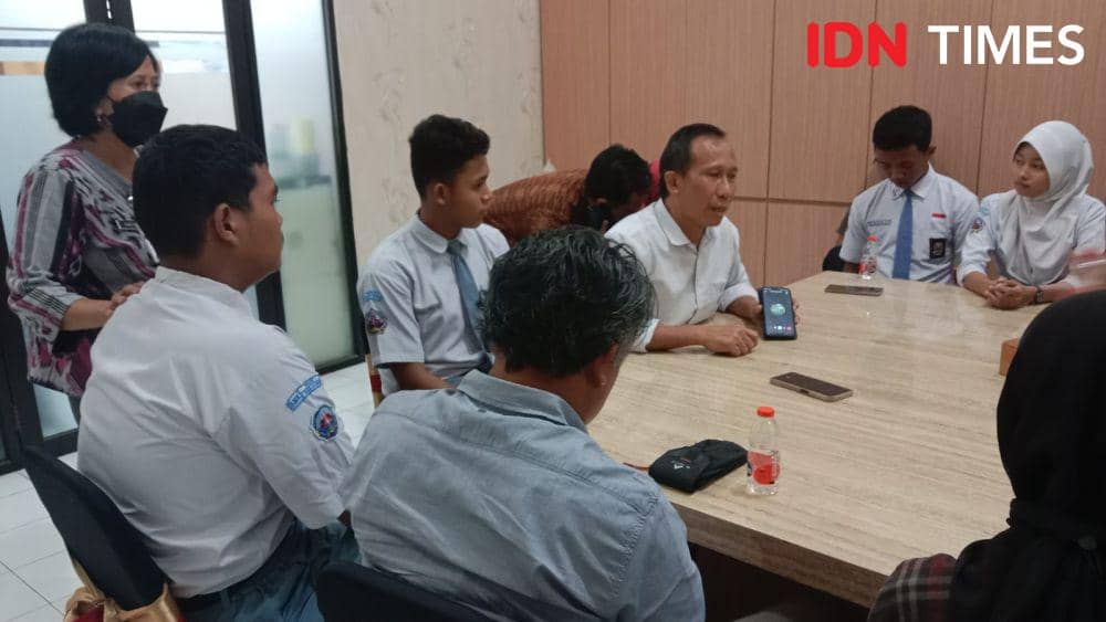 Direktur LBH Petir, Zainal Abidin Petir bersama para siswa SMKN 4 Semarang. (IDN Times/Fariz Fardianto)