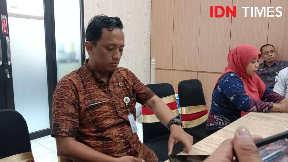 Seorang guru BK SMKN 4 Semarang, Rizky Utomo saat ditemui di sekolahannya, Selasa (26/11/2024). (IDN Times/Fariz Fardianto)