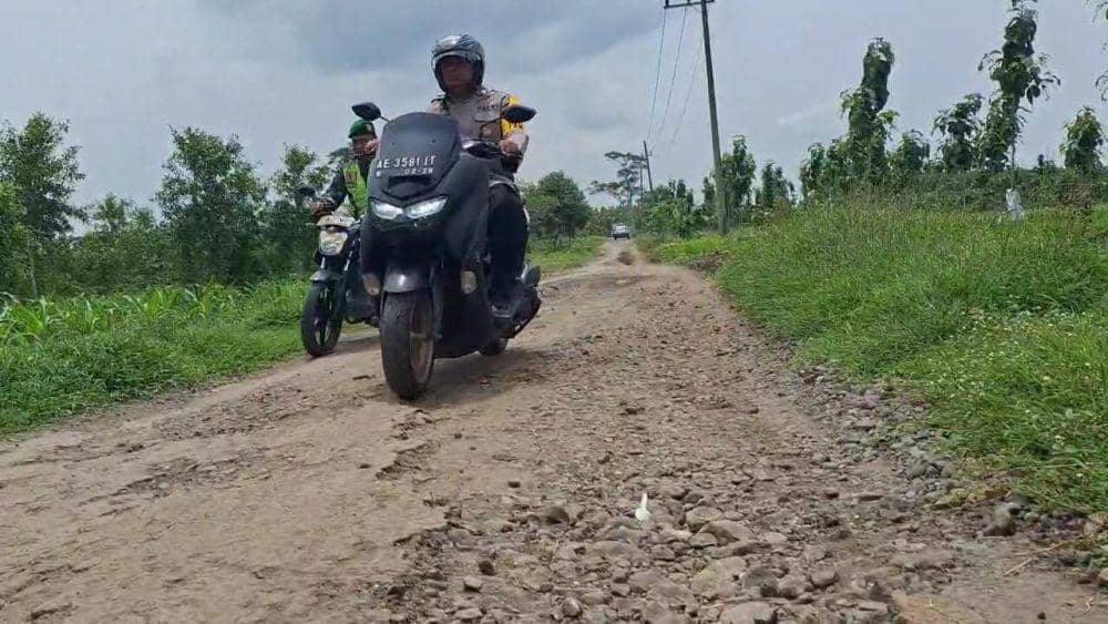 Distribusi logistik Pilkada Madiun di Desa Kenongorejo Kecamatan Pilangkenceng. IDN Times/ Riyanto.