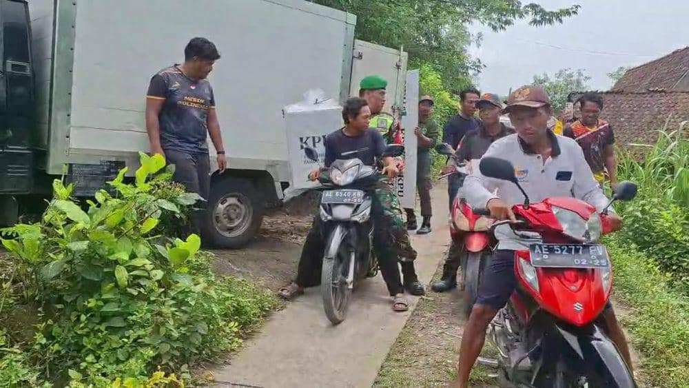 Distribusi logistik Pilkada Madiun di Desa Kenongorejo Kecamatan Pilangkenceng. IDN Times/ Riyanto.