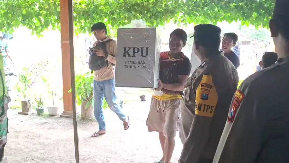 Distribusi logistik Pilkada Madiun di Desa Kenongorejo Kecamatan Pilangkenceng. IDN Times/ Riyanto.