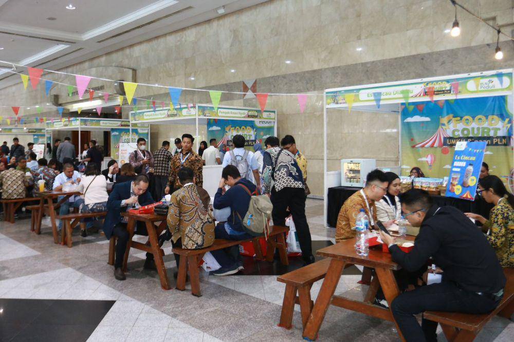 Produk kuliner khas Nusantara dari 15 Usaha Mikro, Kecil, dan Menengah (UMKM) binaan PT PLN (Persero) berhasil mencuri perhatian para pengunjung dalam gelaran Electricity Connect 2024. (Dok. PLN)