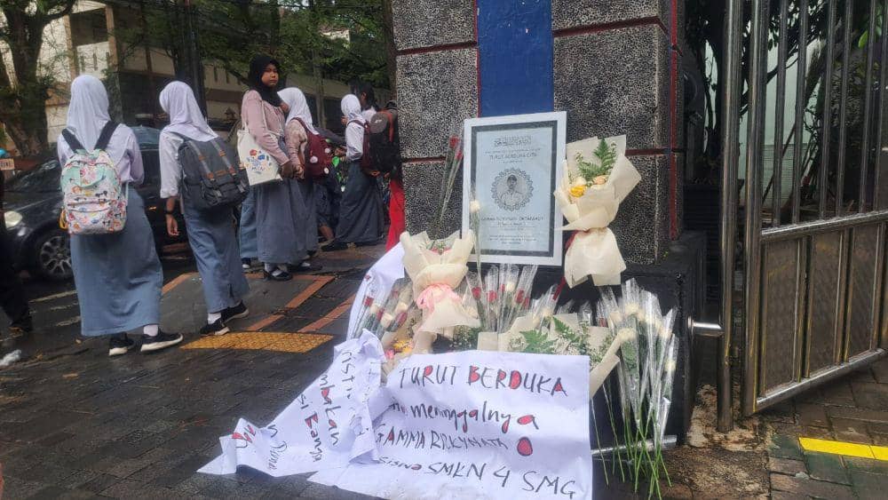 Karangan bunga ditaruh di depan SMKN 4 Semarang. (IDN Times/Fariz Fardianto)