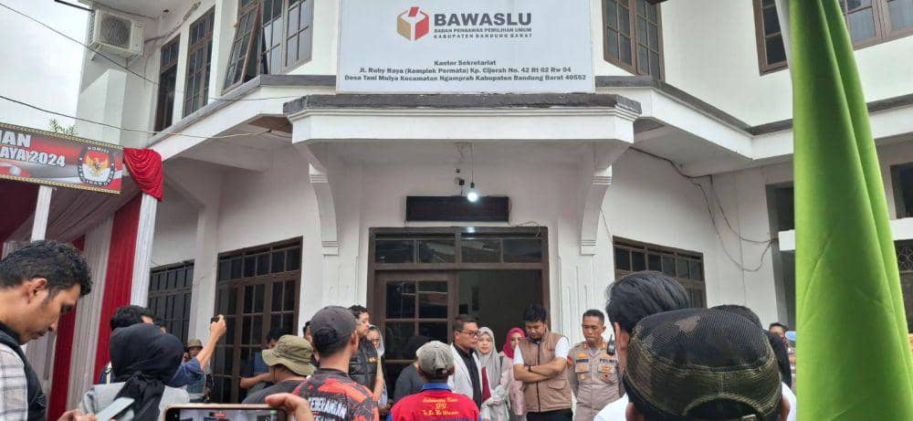 Buruh Geruduk Kantor Bawaslu Jelang Pencoblosan di Pilkada KBB