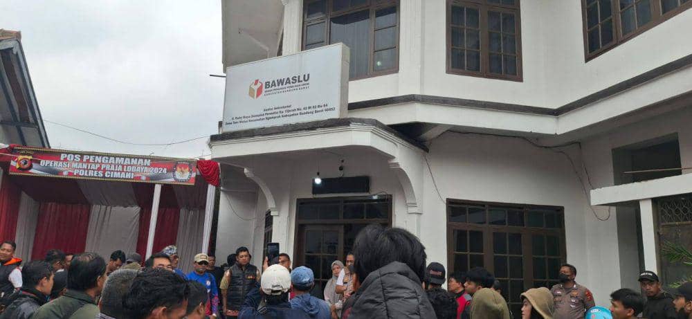 Buruh Geruduk Kantor Bawaslu KBB pada Selasa (26/11/2024). (Rizki/IDN Times)