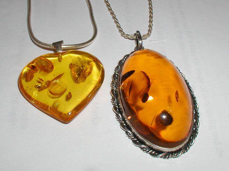batu amber (wikimedia.org/Adrian Pingstone)