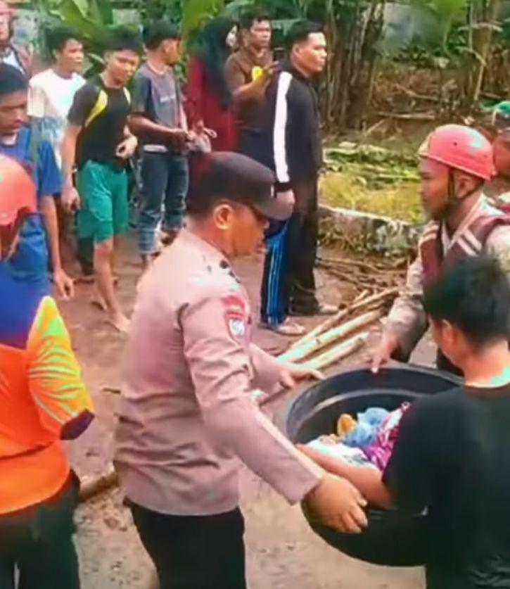 2 Bayi Kembar Selamat dari Banjir di Flamboyan, Dievakuasi Pakai Ember