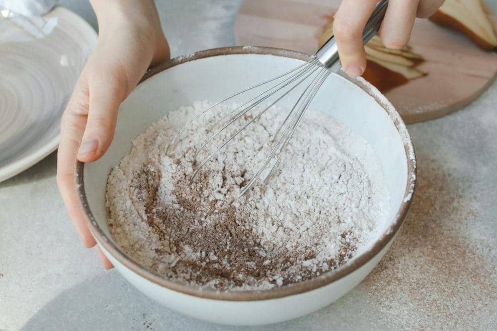 ilustrasi mencampurkan bahan adonan