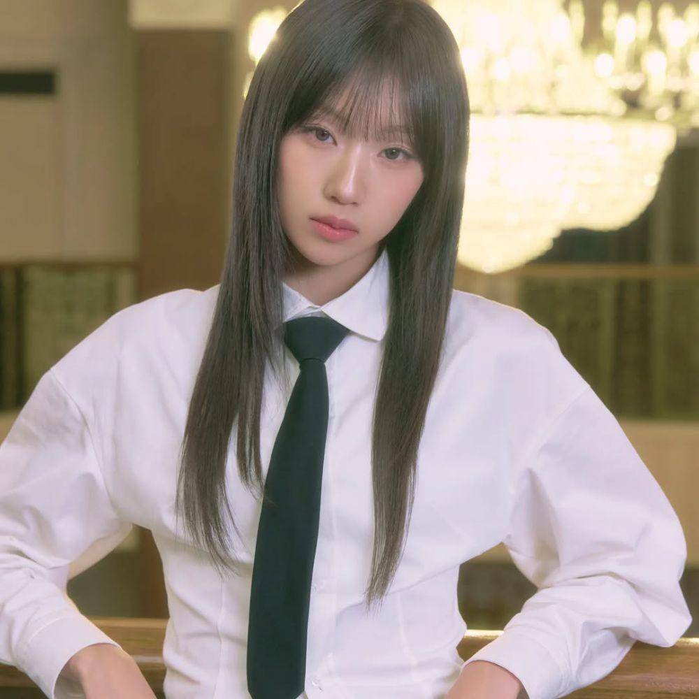 Jungeun izna (instagram.com/izna_offcl)