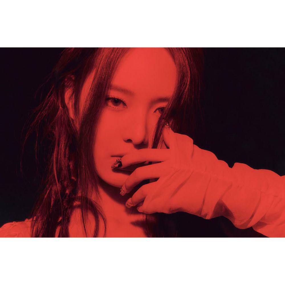 Jeemin izna (instagram.com/izna_offcl)
