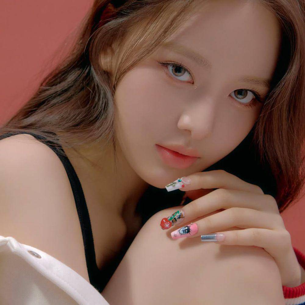 Jeemin izna (instagram.com/izna_offcl)