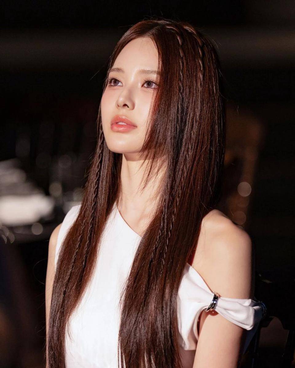 Jeemin izna (instagram.com/izna_offcl)