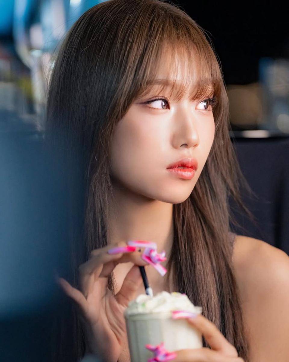 Jungeun izna (instagram.com/izna_offcl)