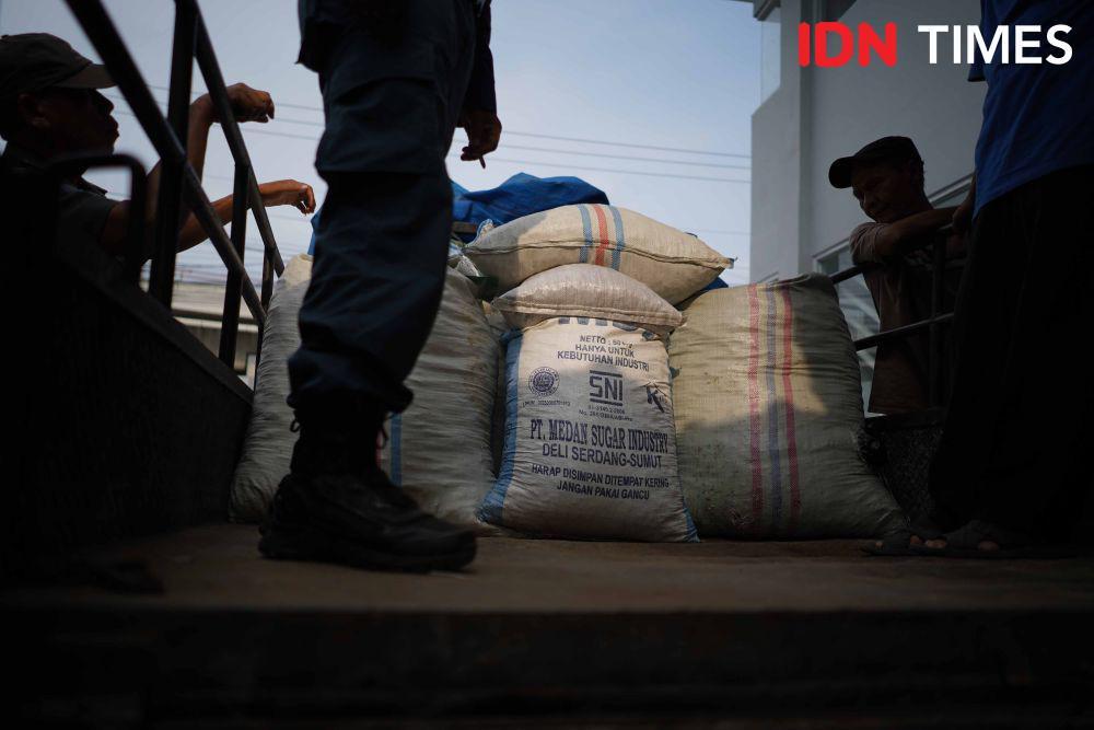Barang bukti sisik tenggiling hasil pengungkapan tim gabungan di Kabupaten Asahan awal November 2024. Seorang sipil, 1 polisi dan 2 prajurit TNI diduga terlibat dalam perdagangan 1,2 ton sisik tenggiling tersebut. (Saddam Husein for IDN Times)