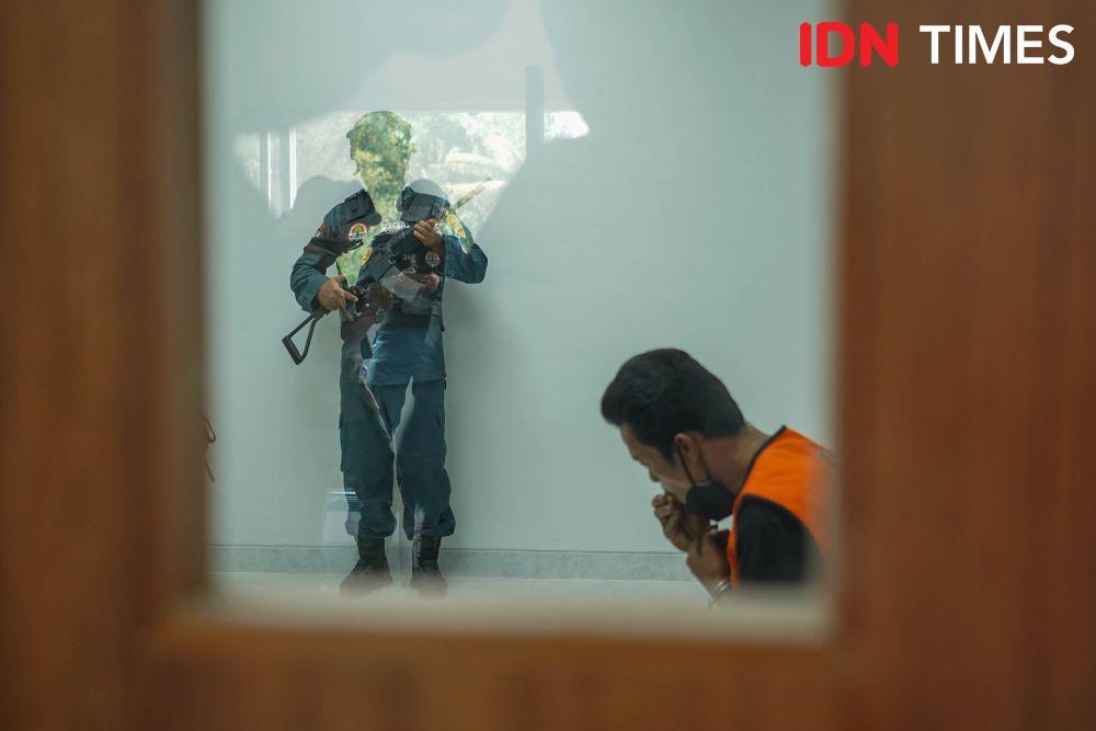Tersangka kasus perdagangan sisik tenggiling MHY duduk di dalam ruangan steril usai konferensi pers di Kota Medan, Selasa (26/11/2024). MHY bersama dua prajurit TNI dan satu polisi diduga kompak melakoni perdagangan 1,2 ton sisik tenggiling di Kabupaten Asahan. (Saddam Husein for IDN Times)