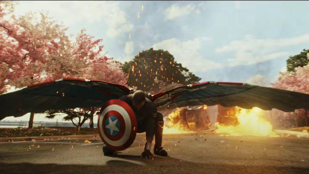 Sam Wilson dengan mudah membelah mobil dengan sayapnya. (dok. Marvel Studios/Captain America: Brave New World)