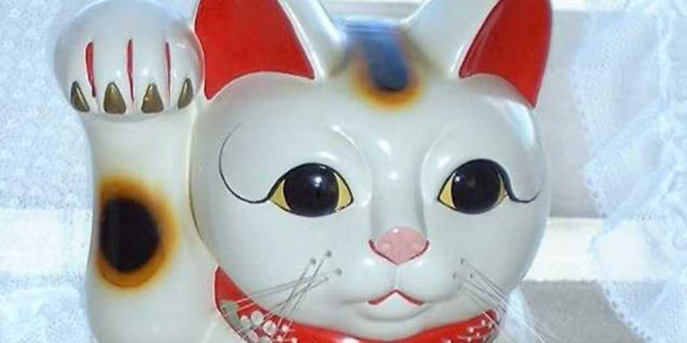 Maneki neko (dok. wikipedia.org/wiki/Maneki_neko)