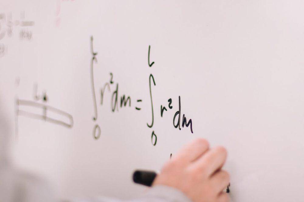 lustrasi soal latihan fisika (pexels.com/Jeswin Thomas)