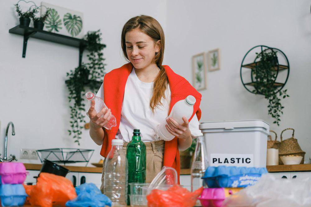 ilustrasi memilah sampah plastik (pexels.com/shvets-production)