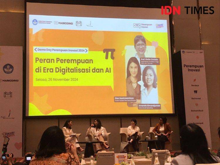 Dian Sastrowardoyo, Prof. Stella Christie, dan Amanda Simandjuntak dalam Peran Perempuan di Era Digitalisasi dan AI. 26 November 2024. (IDN Times/Hani Safanja)