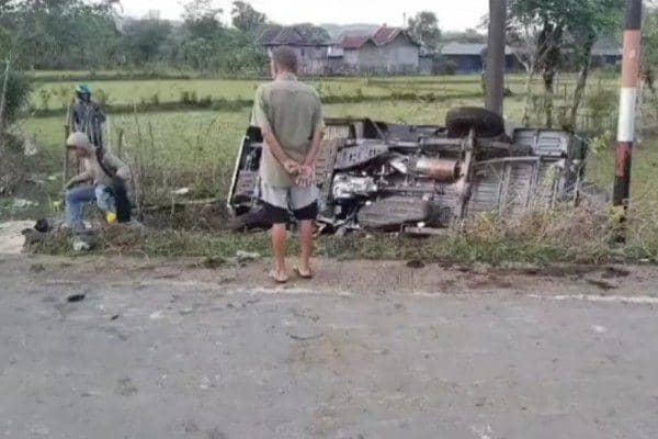 Kondisi mobil pikap yang dipakai rombongan mahasiswa Unibos kecelakaan / Istimewa