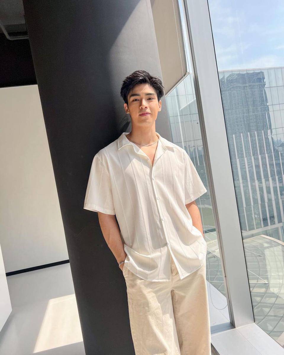 outfit kalem ala Poom Phuripan (instagram.com/poompps)