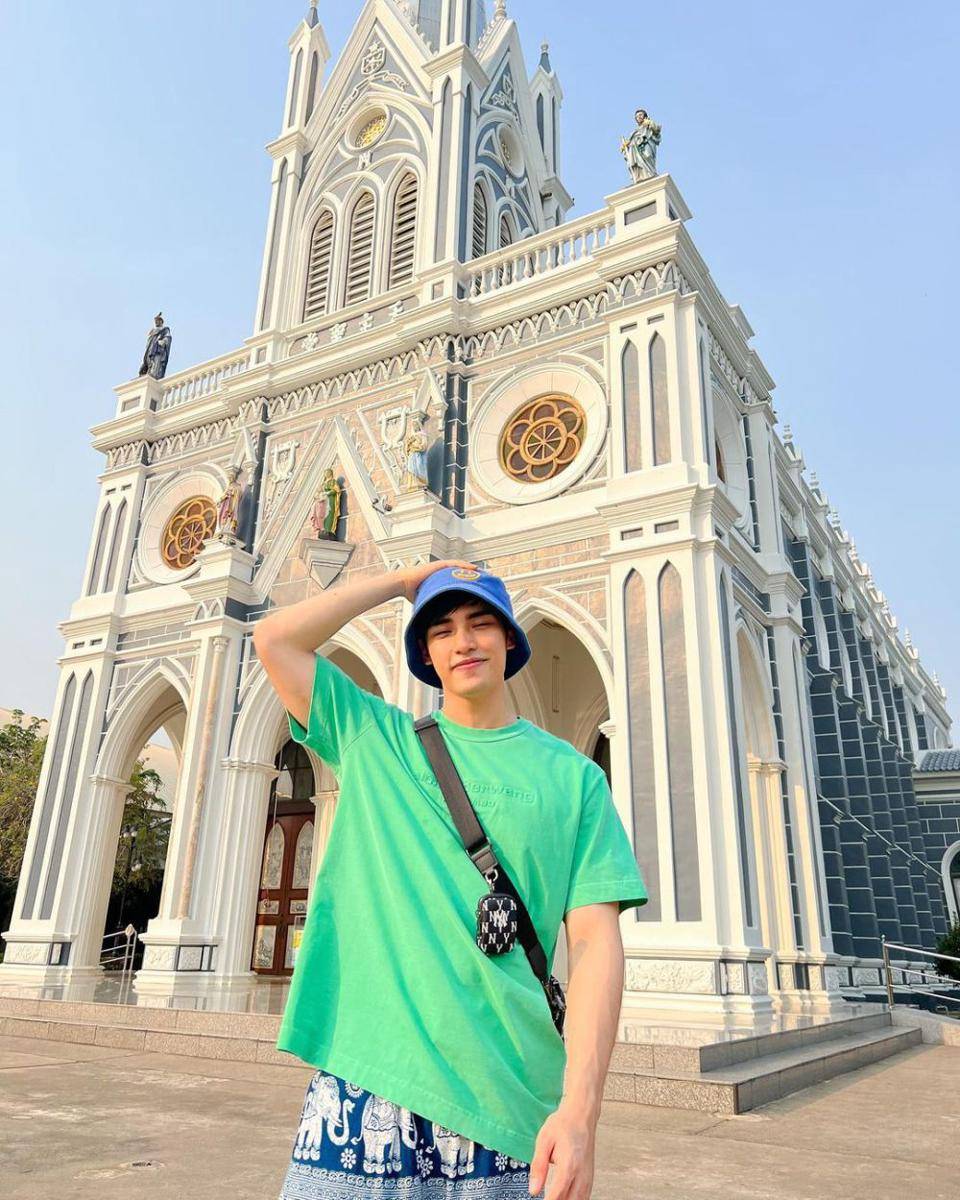 outfit kalem ala Poom Phuripan (instagram.com/poompps)
