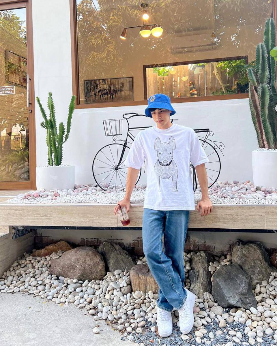 outfit kalem ala Poom Phuripan (instagram.com/poompps)