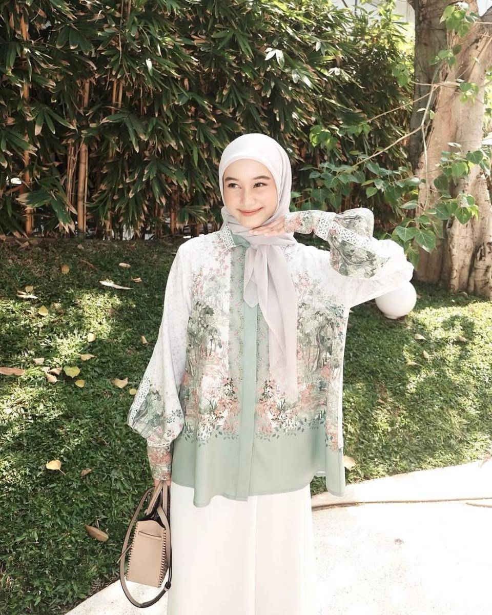 Gaya hijab ala Ravira Naila (instagram.com/ravalsaa)