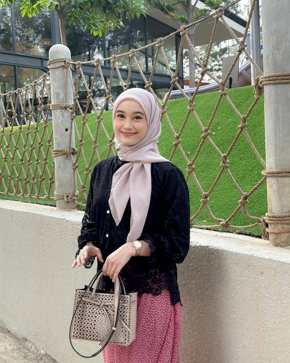 Gaya hijab ala Ravira Naila (instagram.com/ravalsaa)