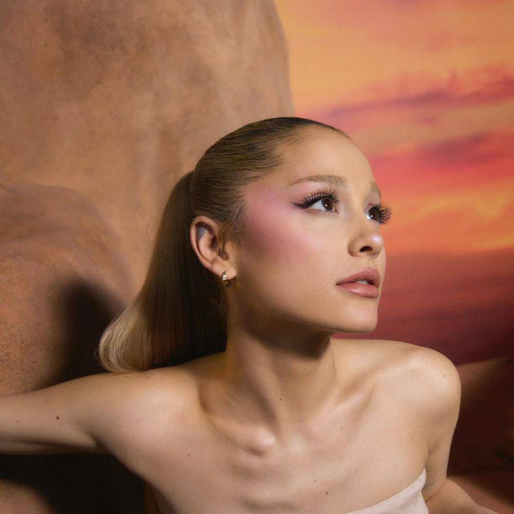 inspirasi soft natural makeup look ala Ariana Grande (instagram.com/arianagrande)
