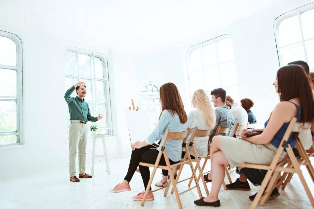 ilustrasi ice breaking dalam kelas (freepik.com/master1305)