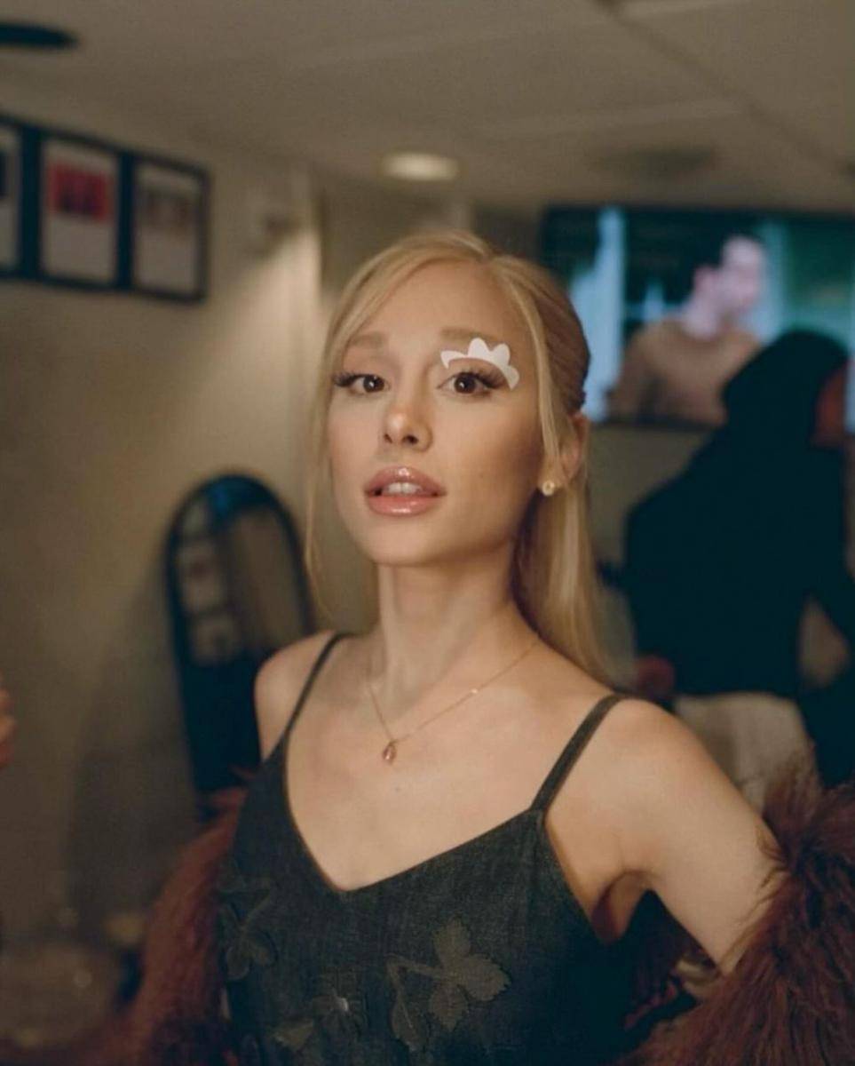 inspirasi soft natural makeup look ala Ariana Grande (instagram.com/arianagrande)