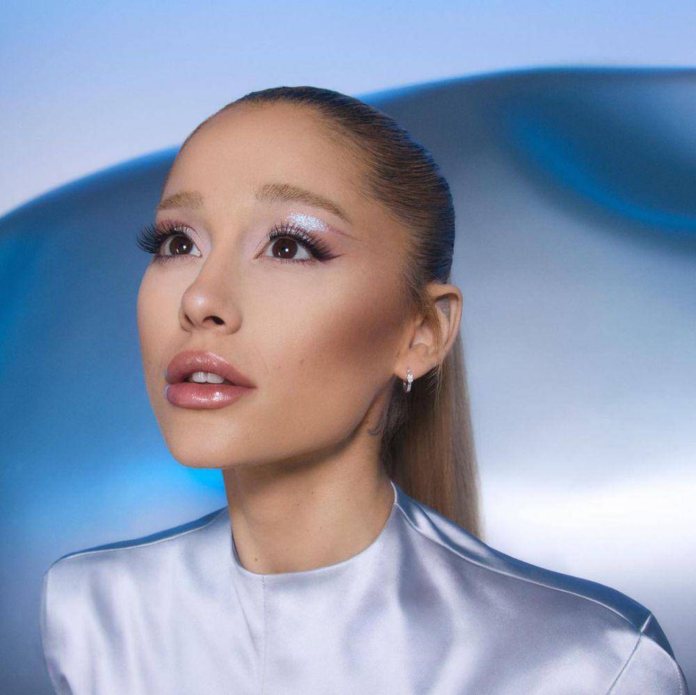 inspirasi soft natural makeup look ala Ariana Grande (instagram.com/arianagrande)