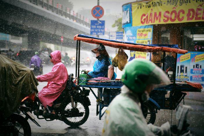 5 Tips Aman Berkendara Sepeda Motor saat Musim Hujan