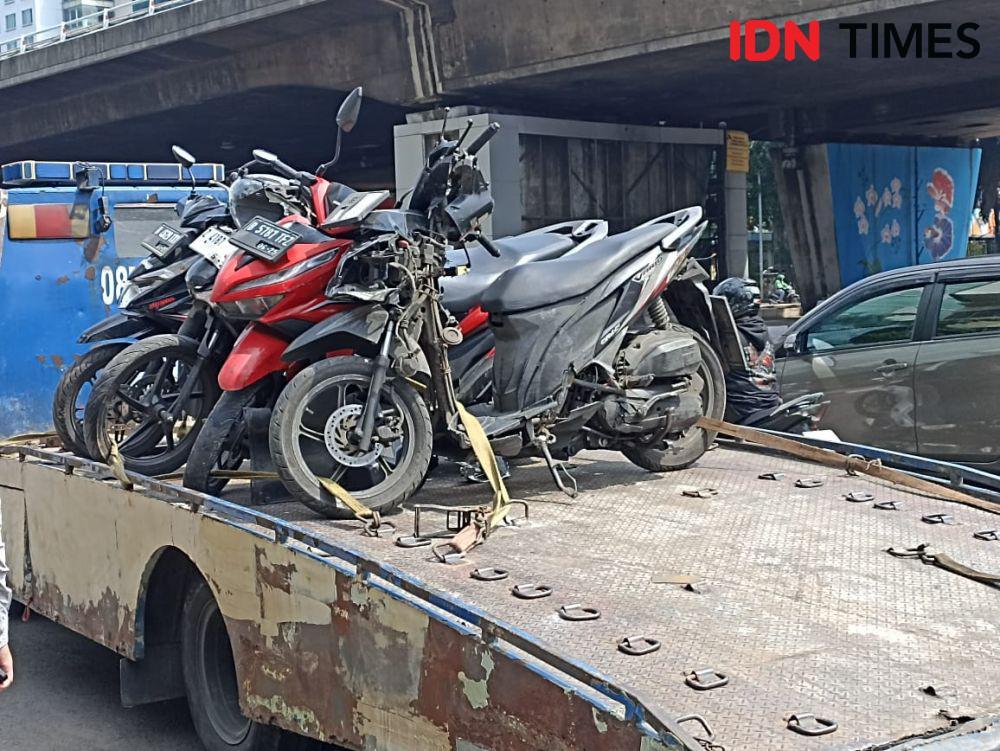 Kecelakaan Truk di Slipi: Tubuh Korban Hancur, Disapu Petugas Oranye