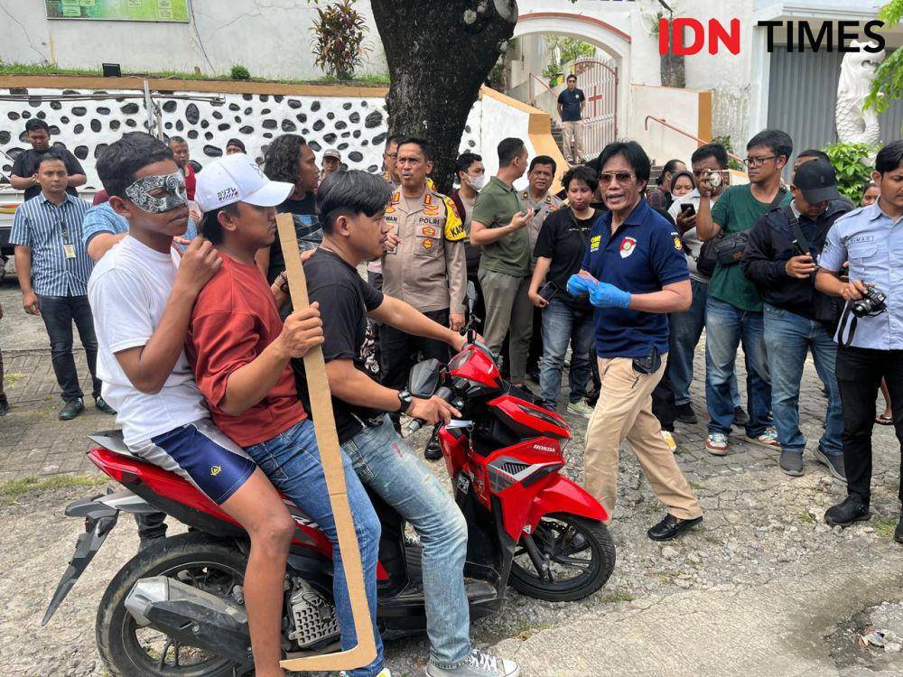 Tim Inafis Polrestabes Semarang melakukan prarekonstruksi di lokasi kejadian penembakan siswa SMK Negeri di Semarang oleh polisi, Selasa (26/11/2024). (IDN Times/Anggun Puspitoningrum)