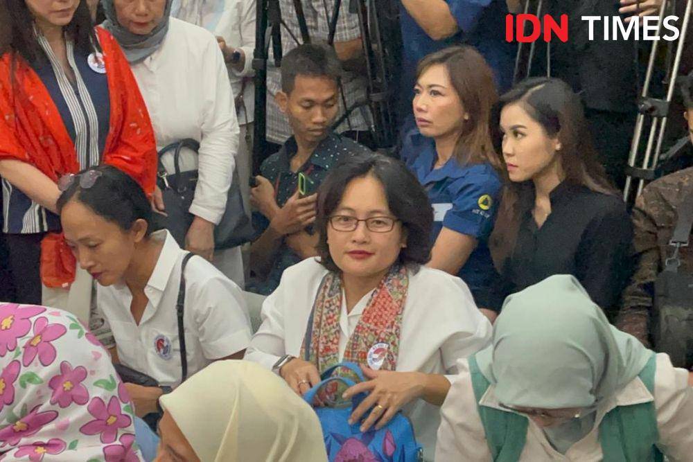 Istri Tom Lembong Terdiam saat Dengar Suaminya Kalah Praperadilan. (IDN Times/Aryodamar)