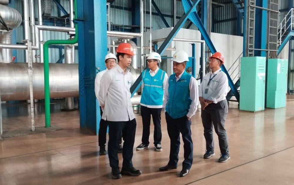 General Manager PLN UID Lampung Muhammad Joharifin (kanan depan) dan jajaran bersama Manager PLN Nusantara Power Unit Pembangkitan Tarahan Dwi Suprianto saat Site Visit kesiapan Pasokan listrik PLN di PLTU Tarahan. (Dok. PLN UID Lampung).