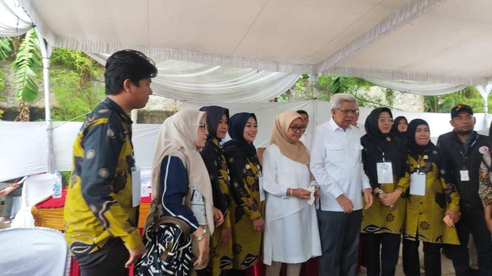 Calon Gubernur Sumsel Mawardi Yahya dan keluarga saat nyoblos di TPS 08 Gandus. (Linda for IDN Times)