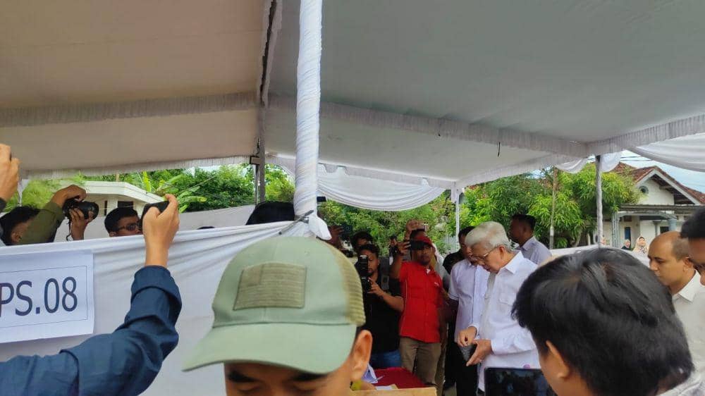 Calon Gubernur Sumsel Mawardi Yahya dan keluarga saat nyoblos di TPS 08 Gandus. (Linda for IDN Times)