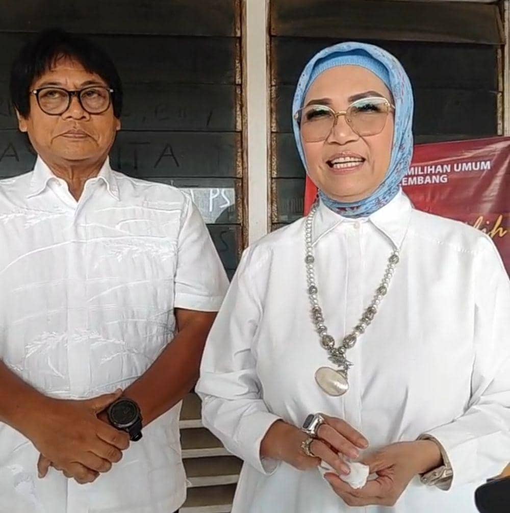 Wakil Gubernur Sumsel RA Anita saat menyalurkan hak pilihnya di TPS 11 Gandus. (Linda for IDN Times)