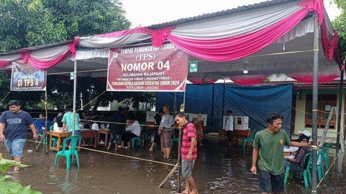 Kondisi TPS 04 Kelurahan Majapahit Kecamatan Lubuklinggau Timur I yang banjir. (IDN Times/istimewa)
