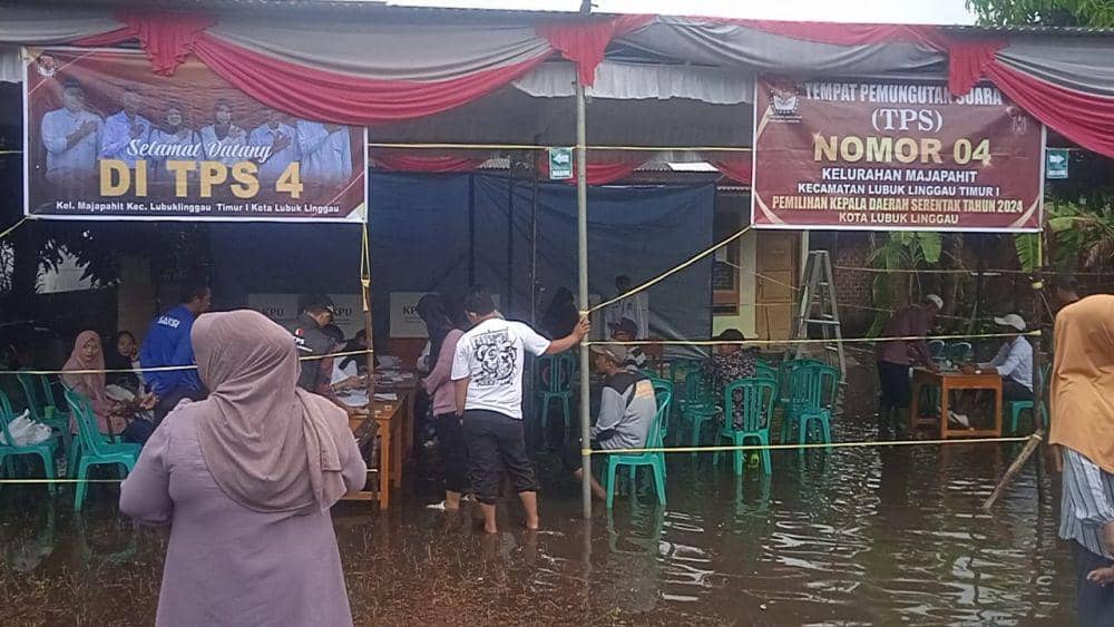 Kondisi TPS 04 Kelurahan Majapahit Kecamatan Lubuklinggau Timur I yang banjir. (IDN Times/istimewa)