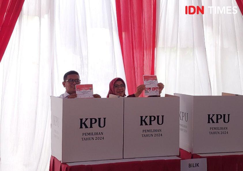 Andra Soni Nyoblos di TPS 29 Ditemani Keluarga